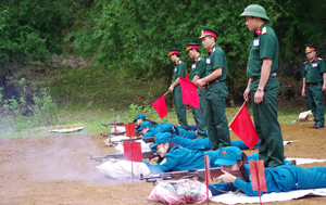Lãnh đạo Ban CHQS huyện Mai Châu kiểm tra bắn đạn thật các đơn vị dân quân tự vệ sau khi huấn luyện.