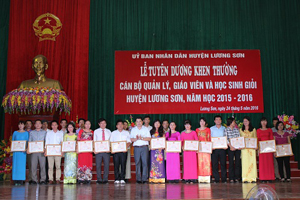 Đại diện lãnh đạo huyện Lương Sơn khen thưởng cho cán bộ, giáo viên giỏi năm học 2015 - 2016.