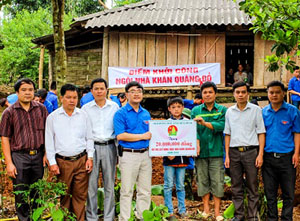 Đại diện lãnh đạo Tỉnh đoàn trao biểu trưng số tiền 20 triệu đồng hỗ trợ gia đình em Đinh Công Cường xây dựng ngôi nhà “khăn quàng đỏ”. 

