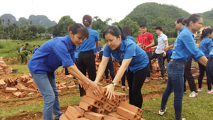 ĐVTN huyện Lương Sơn tham gia vận chuyển vật liệu xây dựng sân khấu nổi phục vụ sinh hoạt cộng đồng tại xã Cao Răm, hưởng ứng chiến dịch hè tình nguyện. 

