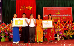 Lãnh đạo huyện ủy Kim Bôi trao bằng công nhận đạt chuẩn Quốc gia cho trường Tiểu học và trường THCS Nam Thượng.