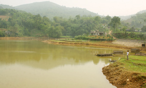 Hồ chứa nước Suối Lòng, xóm Đồi, xã Lỗ Sơn (Tân Lạc) được xây dựng từ năm 2011 nhưng đến nay bà con vẫn mòn mỏi chờ tiền đền bù giải phóng mặt bằng.