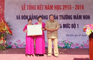 Lãnh đạo huyện Kim Bôi trao bằng công nhận đạt chuẩn Quốc gia mức độ I cho trường mầm non Hợp Kim