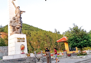 Tượng đài chiến thắng Truông Bồn mỗi ngày vẫn đón du khách đến dâng hương,  hoa tưởng nhớ các anh hùng liệt sỹ.
