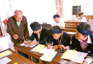 Ở độ tuổi 84 nhưng ông Bàn Văn Chiêu, xóm Dưỡng, xã Vầy Nưa (Đà Bắc)  vẫn tâm huyết với việc dạy chữ cho đồng bào Dao trên địa bàn.