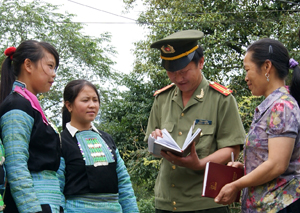 CB,CS Công an tỉnh tuyên truyền các chủ trương, chính sách, pháp luật cho đồng bào dân tộc Mông ở xã Pà Cò (Mai Châu).