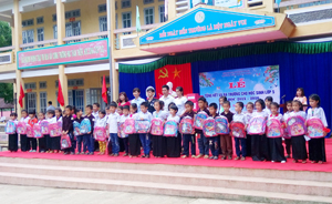 Công đoàn Công ty TNHH Doosung tech Việt Nam thăm, tặng quà học sinh, hộ gia đình chính sách xã Đa Phúc.