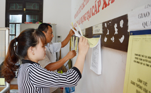 Người dân xã Phú Lão (Lạc Thủy) tìm hiểu danh mục  các thủ tục hành chính áp dụng tại cấp xã được niêm yết  công khai tại bộ phận giao dịch hành chính của UBND xã.