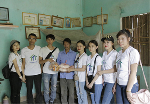Các tình nguyên viên đến thăm hỏi, tặng quà gia đình anh Đinh Văn Thiết, xóm Cang 2, xã Hòa Bình (TP Hòa Bình).
