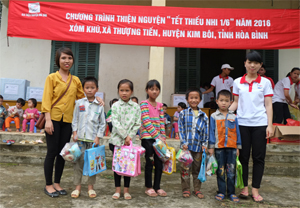 Đại diện CLB Thiện nguyện Hoà Bình tặng quà các em học sinh lớp tiểu học xóm Khú, xã Thượng Tiến (Kim Bôi).