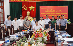 Lãnh đạo UBND tỉnh và Văn phòng Quốc hội ký biên bản bàn giao công chức, người lao động.