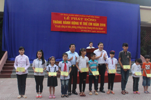 Đồng chí Bùi Căn Cửu, Phó Chủ tịch UBND tỉnh trao học bổng của Quỹ Bảo trợ trẻ em cấp tỉnh cho trẻ em có hoàn cảnh khó khăn. 

