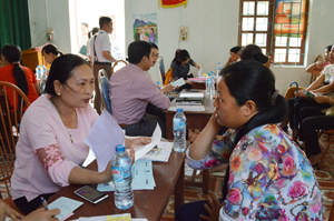 Phụ nữ xã Tu Lý (Đà Bắc)  tham dự buổi tư vấn pháp luật về đất đai tổ chức tại xã.