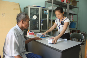 Cán bộ Trung tâm Y tế dự phòng huyện Lạc Sơn  thay đổi lề lối, tác phong làm việc, nâng cao  chất lượng phục vụ nhân dân.
