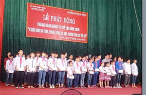Lãnh đạo UBND huyện Kỳ Sơn trao quà Quỹ bảo trợ trẻ em cho học sinh có hoàn cảnh khó khăn.