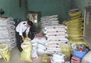 Đoàn kiểm tra kiên ngành thực hiện kiểm tra hoạt động kinh doanh thuốc thú y và chất cấm trên địa bàn huyện Lạc Thủy.