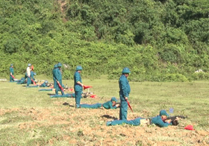 Các chiến sỹ trung đội dân quân cơ động huyện Lạc Thuỷ thi đấu ở nội dung bắn súng AK bài 1.