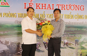 Lãnh đạo Sở Ngoại vụ tặng hoa chúc mừng Trung tâm Hỗ trợ phát triển cộng đồng tỉnh Hòa Bình.

