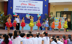 Các em thiếu nhi vui liên hoa văn nghệ tại chương trình “Vui Tết Thiếu nhi” Nhà Văn hóa tỉnh 2016.