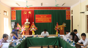 Lãnh đạo Đảng uỷ phường Tân Thịnh (TP Hoà Bình) báo cáo đoàn kiểm tra kết quả công tác PCTN giai đoạn 2012-2015.

