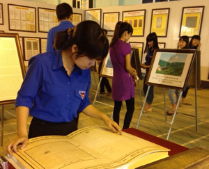 ĐVTN huyện Lạc Sơn nghiên cứu tìm hiểu các tư liệu khẳng định chủ quyền của Việt Nam trên quần đảo Trường Sa. 

 

