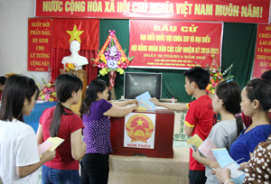 Cử tri phường Tân Hòa (TPHB) đi bỏ phiếu tại khu vực bỏ phiếu bầu cử số 4, phường Tân Hòa (TPHB).