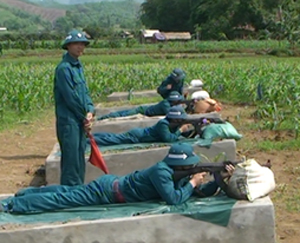 Lực lượng dân quân tự vệ huyện Kim Bôi luyện tập bắn đạn thật.