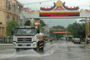 Sau lễ phát động, Công ty vệ sinh môi trường đã tiến hành rửa đường khu vực trung tâm huyện.