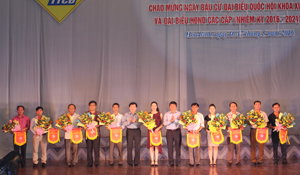 Các đồng chí lãnh đạo Tỉnh uỷ và UBND tỉnh trao hoa, cờ lưu niệm cho các đoàn tham dự Liên hoan TTCĐ tỉnh năm 2016.

