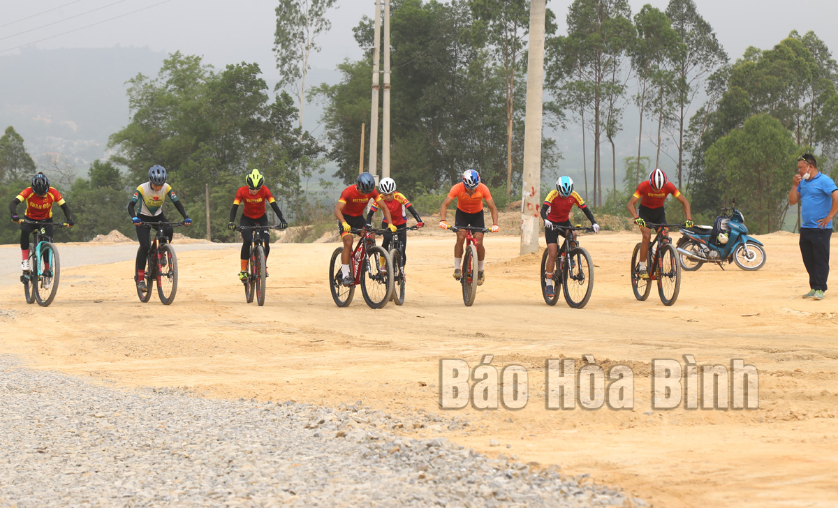 Đội tuyển xe đạp địa hình quốc gia Việt Nam tập luyện với quyết ...