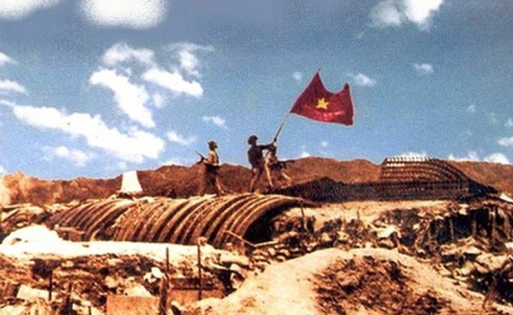 Nhân dân lá cờ Việt Nam chiến thắng! Hình ảnh cờ đỏ sao vàng tung bay tự hào trên đất nước Việt Nam đã đi vào lịch sử với hàng loạt thành tựu vượt trội trong kinh tế, văn hóa, xã hội. Chúng ta cùng xem hình ảnh đầy cảm xúc của những chiến sĩ, những người dân đứng chặn đường xe tăng, chiến đấu cho sự độc lập, tự do của đất nước.