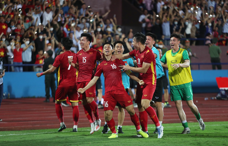 Ngôi đầu bảng A không dành cho ai khác ngoài đội tuyển Việt Nam. Hãy cùng xem những hình ảnh đầy cảm xúc về những trận đấu với những đối thủ khó chơi nhưng được đội tuyển Việt Nam vượt qua để dẫn đầu bảng.
