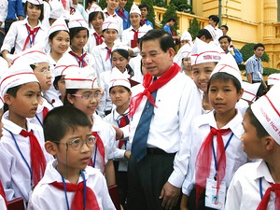 Chủ tịch nước Nguyễn Minh Triết gặp và tặng quà các cháu thiếu nhi huyện Yên Phong, tỉnh Bắc Ninh.