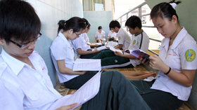 Cúp điện, học sinh lớp 12 Trường THPT dân lập Thái Bình (Q.Tân Bình, TP.HCM) phải ôn bài chuẩn bị cho kỳ thi tốt nghiệp ngoài hành lang trưa 31-5