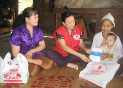 Hội CTĐ tỉnh thăm và tặng quà trẻ em bị nhiễm CĐDC tại xã Ân Nghĩa, huyện Lạc Sơn