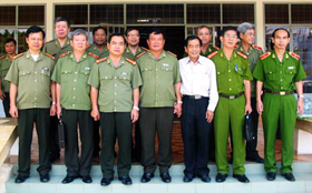 
Thứ trưởng Thường trực Nguyễn Khánh Toàn cùng đoàn công tác với lãnh đạo tỉnh và Ban giám đốc Công an tỉnh Bến Tre.  
