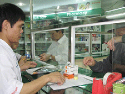 Bệnh nhân mua thuốc tại một cửa hàng