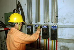 Công nhân ngành Điện tăng cường kiểm tra hệ thống để tránh sự cố kỹ thuật