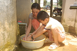 Người dân xóm Khang, xã Tân Mỹ sử dụng nguồn nước sạch do Nhà nước đầu tư