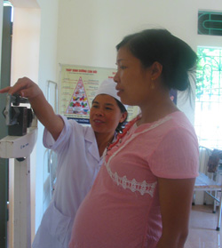 Cán bộ dinh dưỡng xã Phú Minh (Kỳ Sơn) theo dõi, chăm sóc phụ nữ mang thai