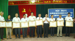 Đ/C Nguyễn Văn Biên, Phó Chủ tịch TT Liên minh HTX Việt Nam tặng bằng khen cho những cá nhân có thành tích xuất sắc