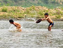 Mùa hè trẻ thường đi tắm sông, suốt nguy cơ dẫn đến đuối nước