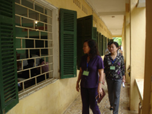 Thứ trưởng Bộ GD-ĐT Nguyễn Thị Nghĩa cùng đoàn công tác kiểm tra thi tại Lương Sơn