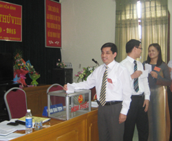 Các đại biểu bỏ phiếu bầu BCH Đảng bộ Sở Tư pháp khóa VIII