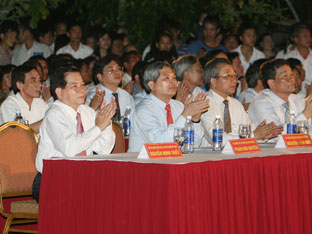 Chủ tịch nước Nguyễn Minh Triết
và các đại biểu tại lễ khai mạc.