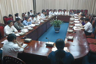 Các đại biểu Quốc hội tỉnh Bắc Ninh,
Cần Thơ, Hà Tĩnh, Hưng Yên và Quảng Nam
thảo luận ở tổ.