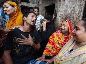 Khóc người thân thiệt mạng trong vụ cháy lớn ở Dhaka.