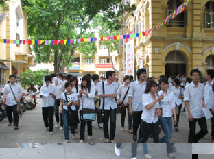 Các thí sinh trường THPT Việt Đức (Hà Nội)
kết thúc môn thi cuối cùng.