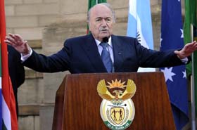 Chủ tịch FIFA, Joseph Blatter phát biểu trước khi trao cúp cho nước chủ nhà. Ảnh: Getty Images
