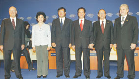 Thủ tướng Nguyễn Tấn Dũng với các
trưởng đoàn tham dự diễn đàn.